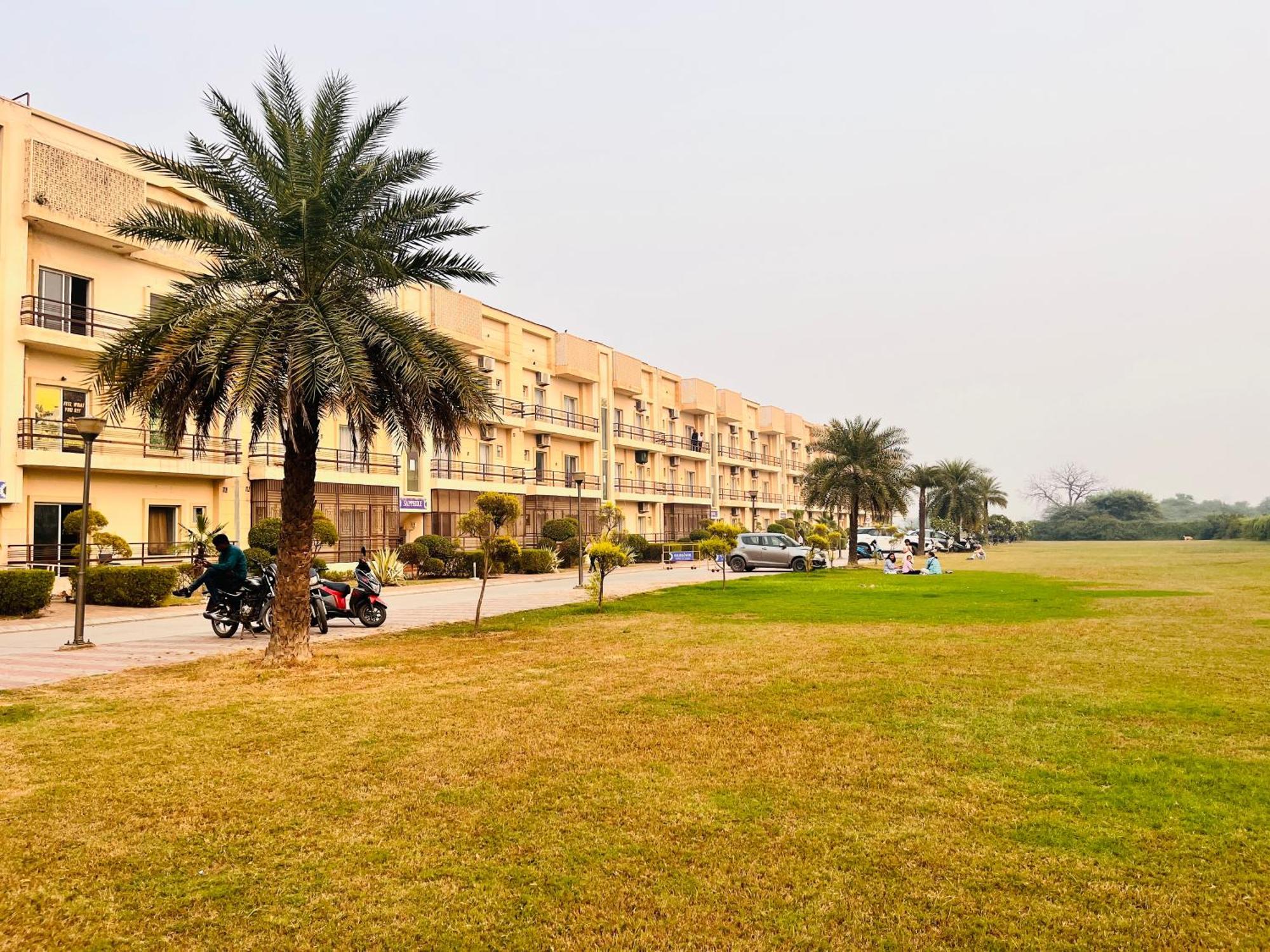 Pearl Grand Boutique Cottage In Omaxe Anandam Vrindavan - #Premium Ac Rooms With Balcony #Big Parking #Lift #Garden #Peaceful Area #Near Prem Mandir #Property Of The Year #Most Awarded Exterior foto